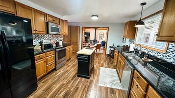 Refrigerador, microondas, horno, placa de cocina