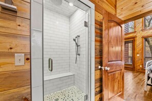 Douche, séchoir à cheveux, serviettes fournies