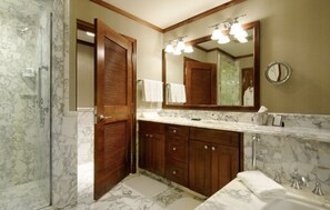 Séchoir à cheveux, serviettes fournies, savon, shampooing