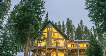 Cozy Breck Chalet - Private Sauna, Hot Tub, Fire Pit + 1.5mi to Breckenridge!!