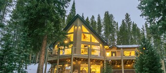 Cozy Breck Chalet - Private Sauna, Hot Tub, Fire Pit + 1.5mi to Breckenridge!!