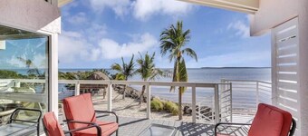 Beautiful Ocean Front Views 3 bedroom / bath Villa. Wake up with a Sunrise