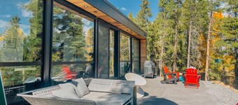 Luxury Lakefront Container Home - Sauna, Fishing, Kayaks & Mountain Views