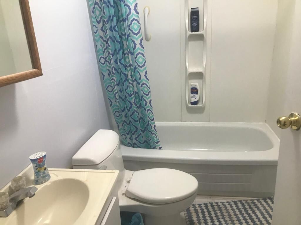 Un baño con inodoro, lavamanos y bañera.