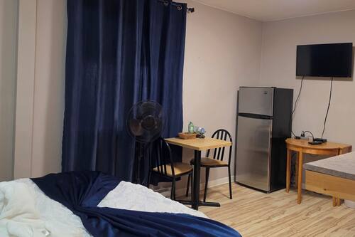Suite estándar, vista al patio | Escritorio, espacio para trabajar con laptop y insonorización