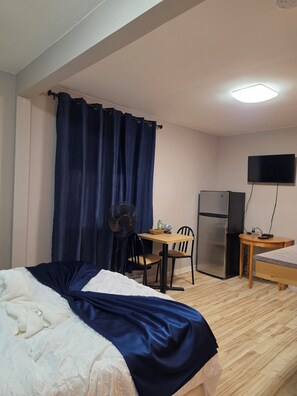 Suite estándar, vista al patio | Escritorio, espacio para trabajar con laptop y insonorización 