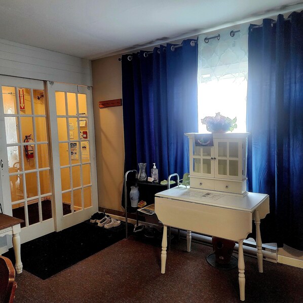 Interior entrance - EARTHQUEST Lodge  (Port Burwell)