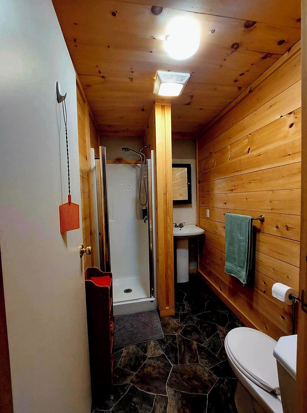 Standard-Suite, Blick auf den Innenhof | Badezimmer | Dusche, kostenlose Toilettenartikel, Handtücher, Seife