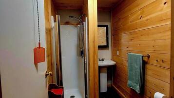Standardsuite - udsigt til gårdsplads | Badeværelse | Bruser, gratis toiletartikler, håndklæder, Sæbe
