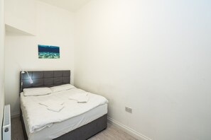 Apartamento, várias camas | 3 quartos, cofres nos quartos, escrivaninha