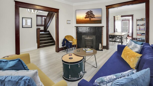 A living room with a sofa, a drum, a fireplace, and a dining area. - Fun, family friendly stay in Niagara Falls (Niagara Falls)
