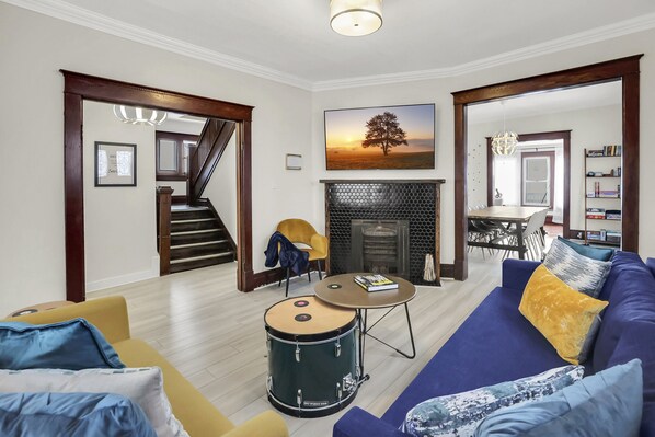 Smart-TV, Videospiele, Bücher, Musikbibliothek