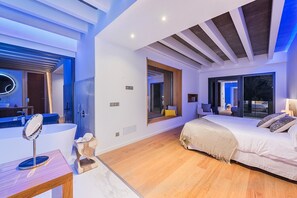 4 bedrooms, in-room safe, iron/ironing board, free WiFi