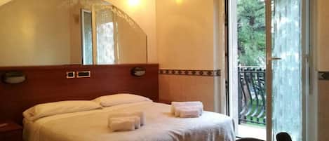 デスク、ノートパソコン用作業スペース、WiFi (無料)