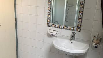 Douche, serviettes fournies