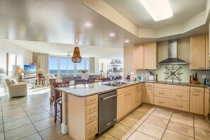 Køleskab, mikrobølgeovn, ovn, kogeplade