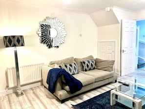 House | Interior - Modern Renovated 2-bedroom House (Barking)
