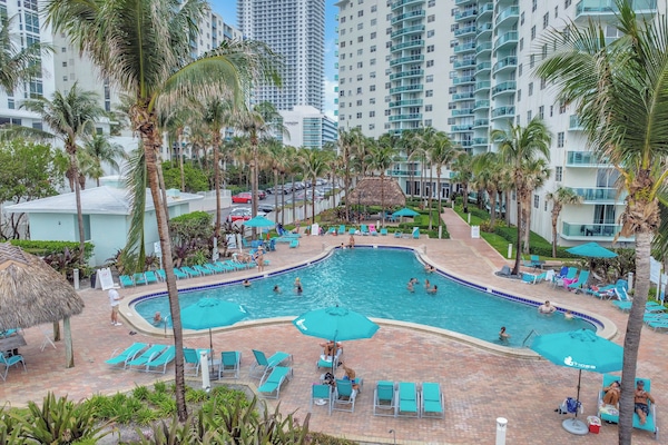 Een buitenzwembad en een verwarmd zwembad