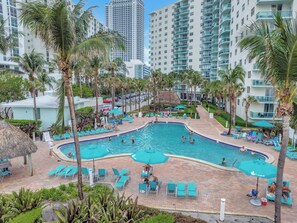 Utendørsbasseng og et oppvarmet basseng