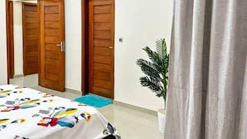 1 dormitorio, tabla de planchar con plancha, wifi y ropa de cama