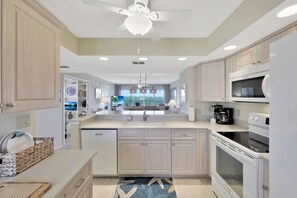 Fridge, microwave, oven, dishwasher - Secluded Island Oasis (Marco Island)