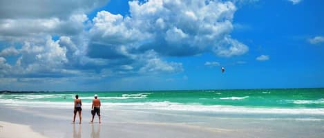 靠近海滩、沙滩毛巾