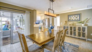 Dining - FANTASTIC OUTDOOR AREA!  POOL HOME NEAR SIESTA KEY BEACHES, SHOPPING, RESTAURANTS, SLEEPS 9 (Sarasota)