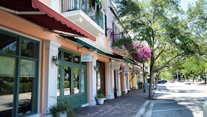 A row of buildings with green doors and a sign for 'Summer + Company'. - Tropical Family Pool Home Near Siesta Key Beach | Sleeps 9 Dog Friendly,( Check restrictions)| Gulf Gate Sarasota | Sleeps 9 (Sarasota)