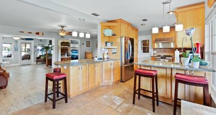 Waterfront Bungalow with private mooring, slip, kayaks, deep water canal