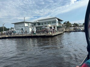 A waterfront restaurant with outdoor seating and a view of the water. - Waterfront Bungalow with private mooring, slip, kayaks, deep water canal (Homosassa)