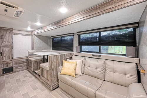 Crashpad on The Washington Ave Strip - a RV, Parking restrictions read below: