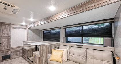 Crashpad on The Washington Ave Strip - a RV, Parking restrictions read below: