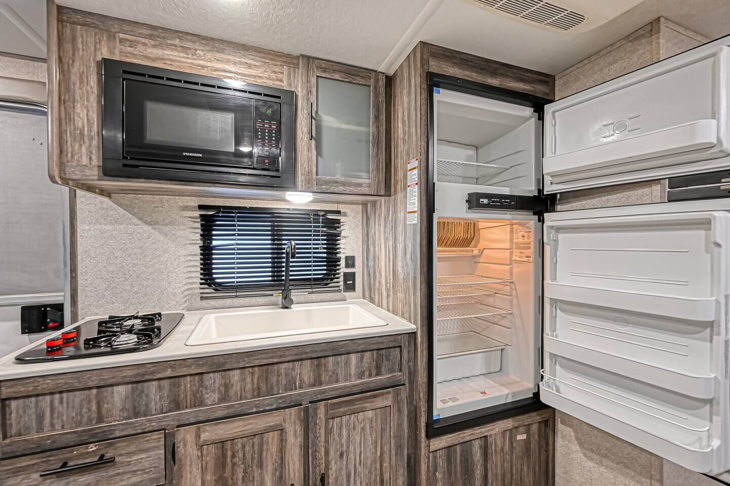 Refrigerador, microondas, parrilla de estufa y cafetera y tetera 