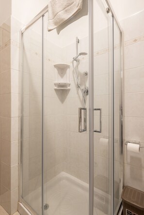 Shower, hair dryer, bidet, towels - 2 Bedroom Apartment in Tresana (Tresana)