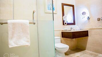 Baignoire et douche séparées, peignoirs, serviettes fournies, savon