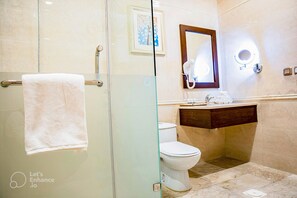 Tina y regadera independientes, batas, pantuflas, toallas