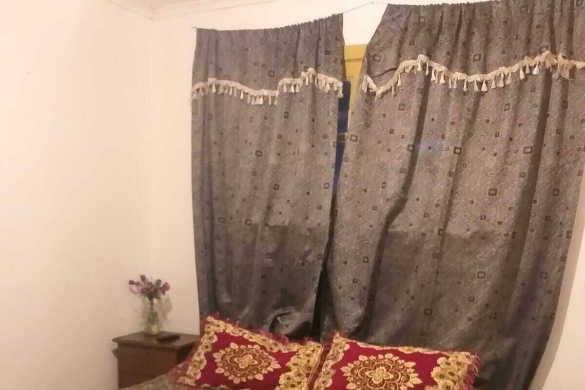 Basic Room | 18 bedrooms, desk, cribs (free), bed sheets