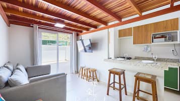 Apartamento | Cozinha privada | Geladeira grande, micro-ondas, fogão, liquidificador