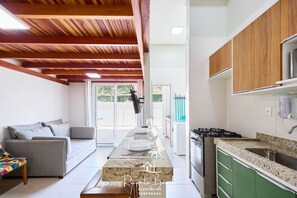 Appartamento | Cucina privata | Frigorifero con congelatore, microonde, forno, frullatore