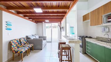 Apartamento | Cozinha privada | Geladeira grande, micro-ondas, fogão, liquidificador