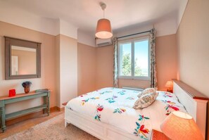 2 chambres, fer et planche à repasser, Wi-Fi, draps fournis