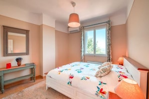 2 chambres, fer et planche à repasser, Wi-Fi, draps fournis