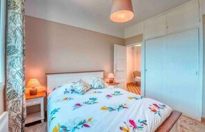 2 chambres, fer et planche à repasser, Wi-Fi, draps fournis