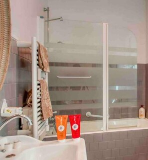 Serviettes fournies, savon, papier toilette
