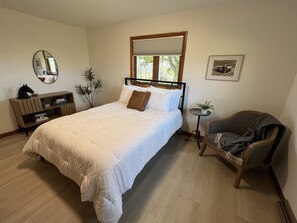 3 bedrooms, desk, iron/ironing board, travel cot - Newly renovated house minutes from Granite Peak, Nine Mile, Wausau & Hospitals (Marathon City)