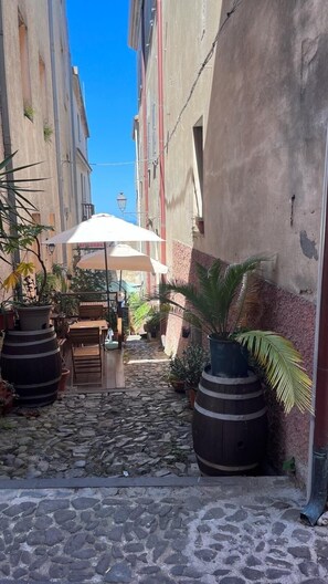 Outdoor dining - RED HOUSE: FOR YOU (3) CIN P3323 (Cuglieri)