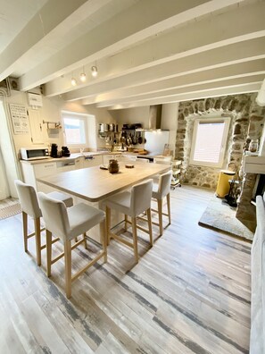 Réfrigérateur, four à micro-ondes, un four, surface de cuisson