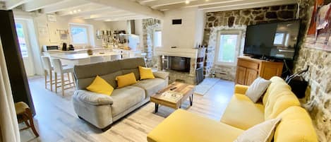 TV, fireplace