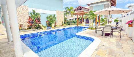 2 개의 실내 수영장, 08:00 ~ 19:00 오픈, 수영장 파라솔