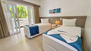 Comfort kamer, 1 twee- of 2 eenpersoonsbedden | Een bureau, een laptopwerkplek, gratis babybedden, gratis wifi